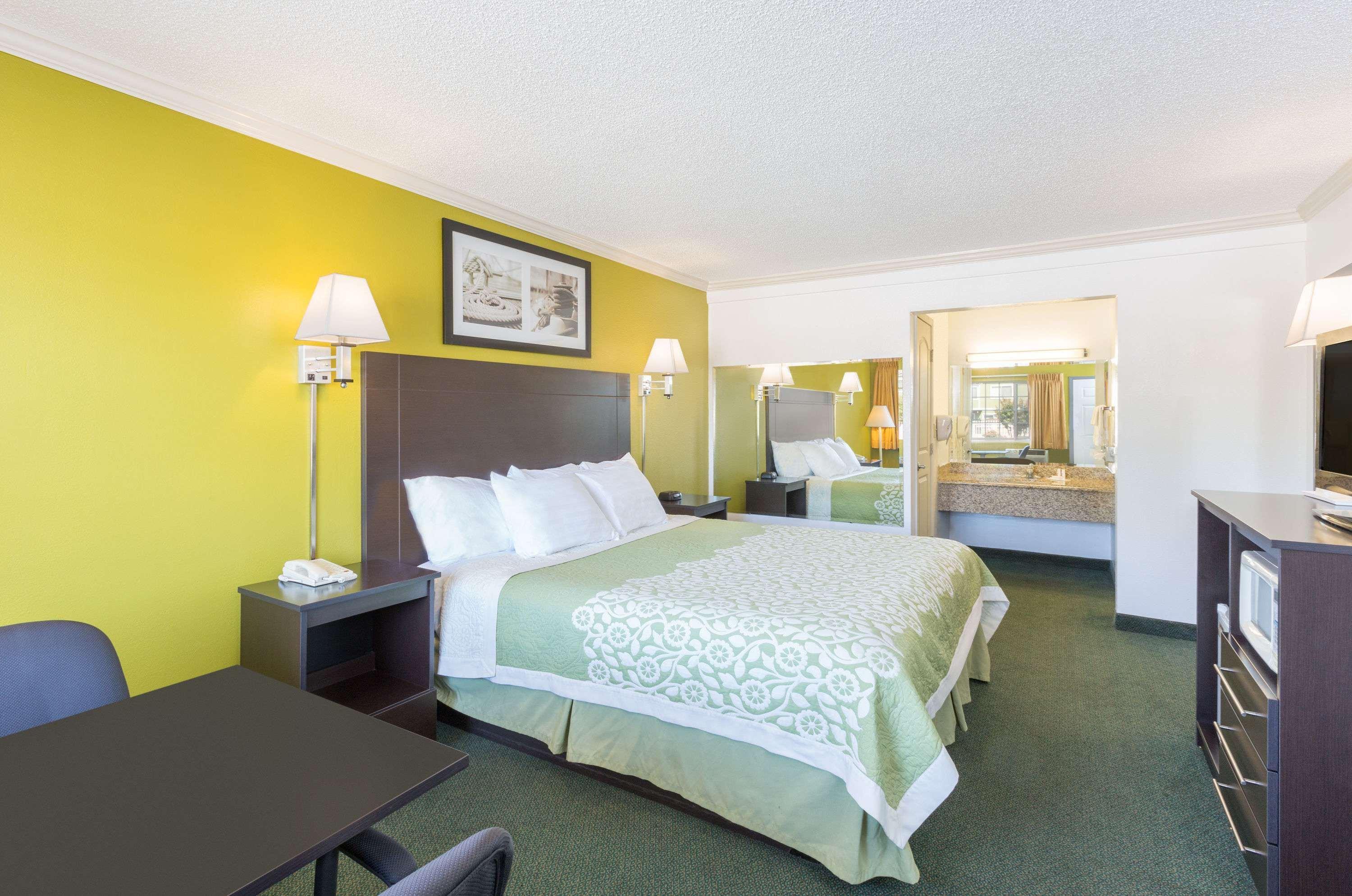 Days Inn By Wyndham King City Exterior photo