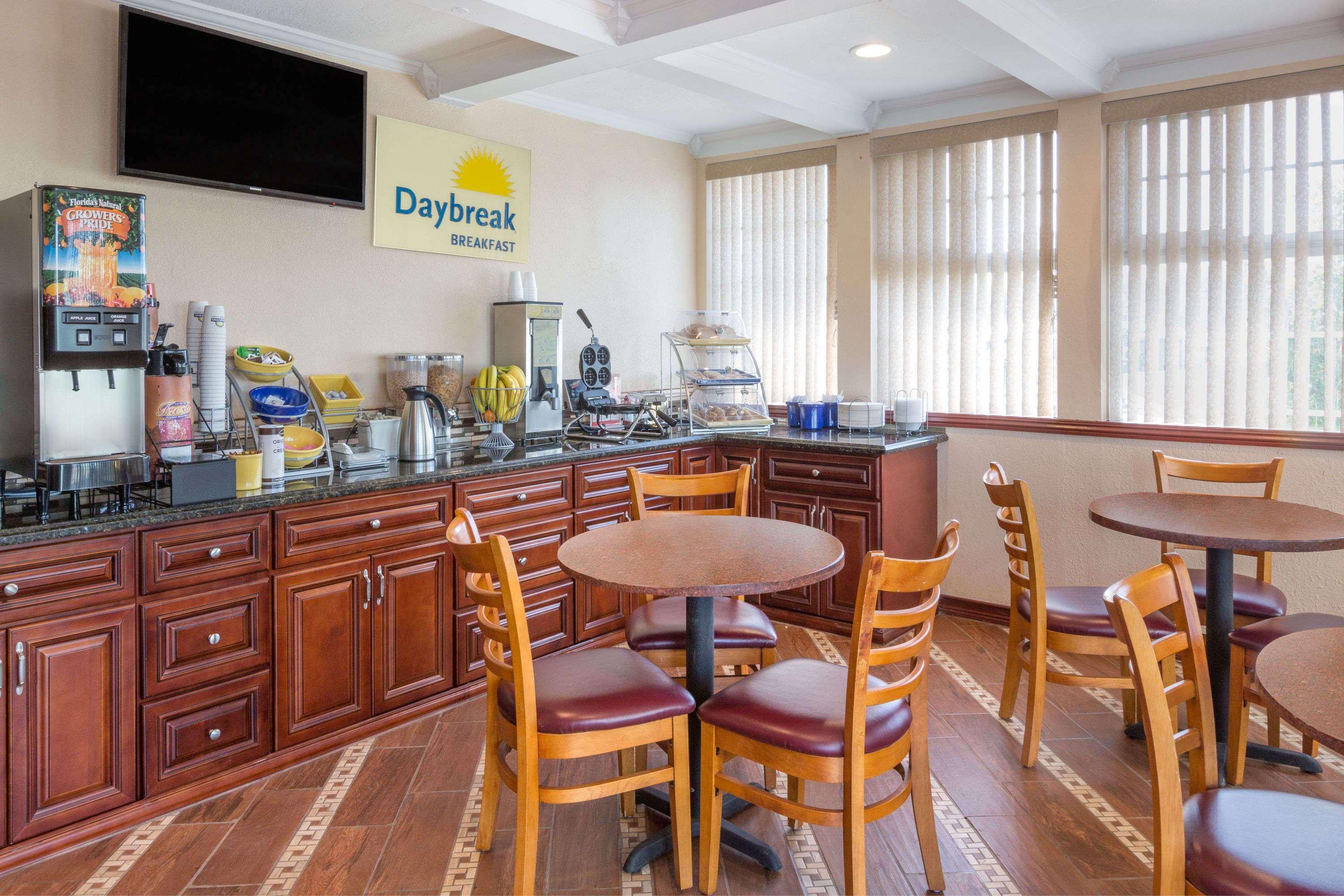 Days Inn By Wyndham King City Exterior photo
